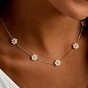 [Spring Fashion] Gold Necklaces for Women, Daisy Pearl Flower Necklace Choker Waterproof Jewelry as Summer Fashion Accessories, Hypoallergenic Cute Flower Necklace as Prom Christmas Gift for Mom