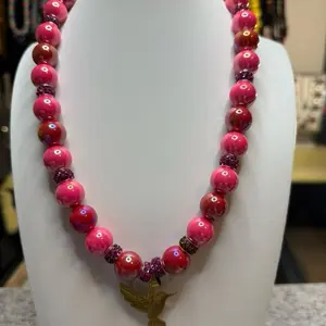 Bello collar con un dije de un colibrí