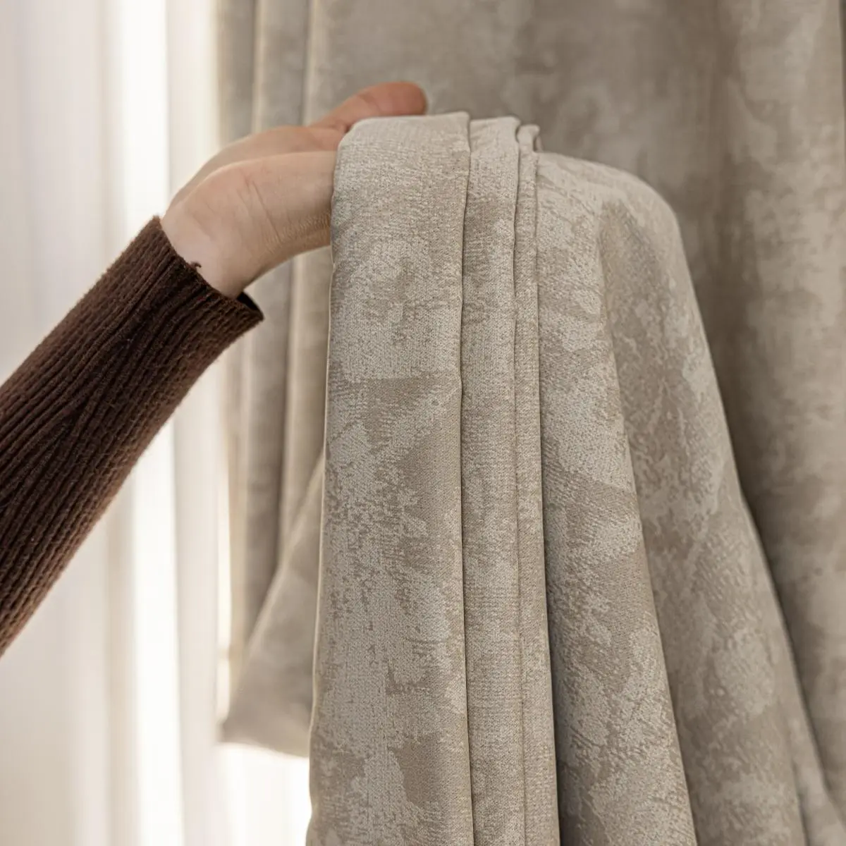 Solid Color Velvet Curtain, 1 Count Modern Simple Blackout Curtain, Window Drapes for Home Living Room Bedroom Hotel Decor, Home Decoration Curtain, Heavy Curtain, Thermal Insulated Curtain, Blackout Window Cover, Home Decorative Curtain, Window Curtains