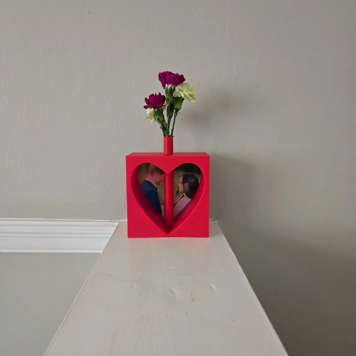 Heart Picture Frame with Flower Vase - Red Heart Design, Ideal for Displaying Special Occasions and Memories Photo Decor Decorative