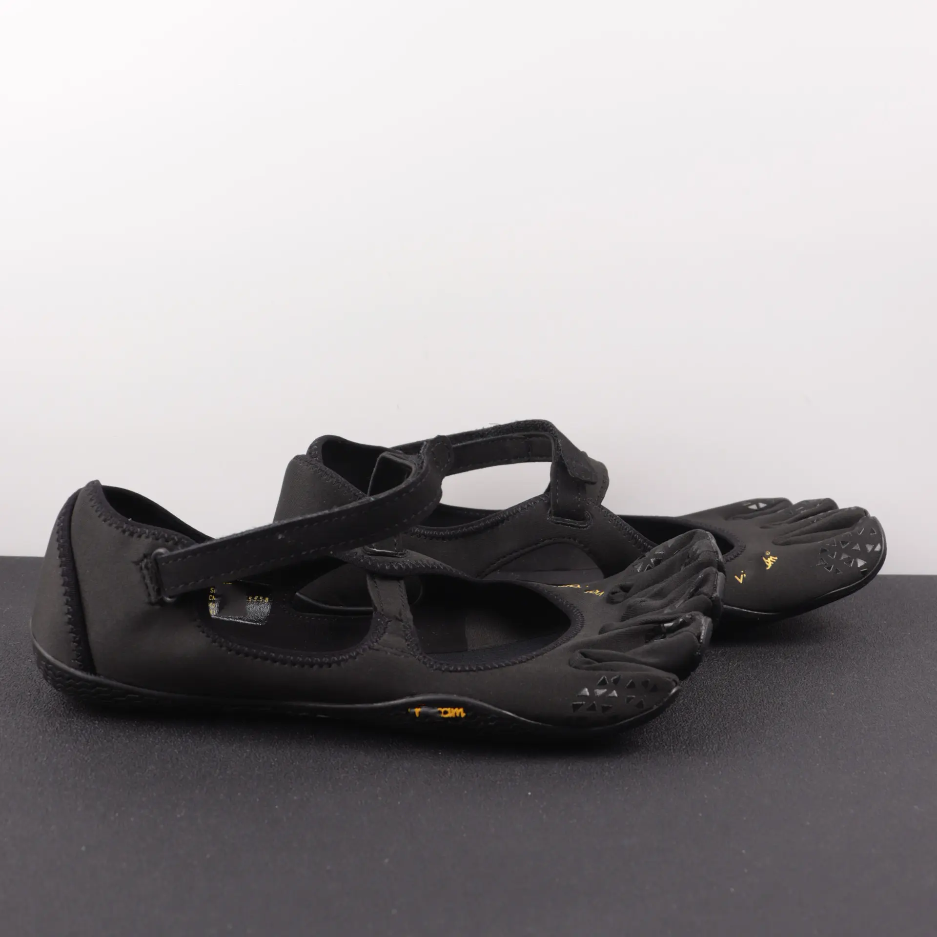 Five-toe shoes, low-top indoor fitness training shoes, breathable yoga and Pilates soft-soled sneakers