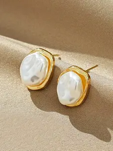 A pair of fashionable and elegant irregular pearl earrings, suitable for daily wear, vacation and dating occasions, and also a surprising and exquisite small gift.