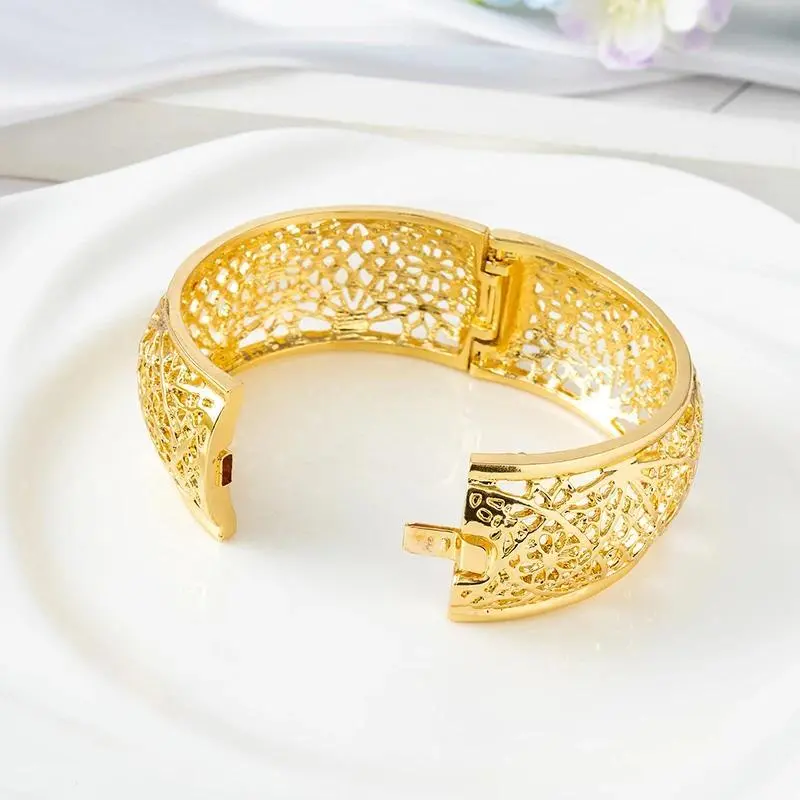 Exquisite Gold Hollow-Out Filigree Bracelet Bangle, Intricate Pattern, Elegant Fashion Accessory for Parties, Daily Wear
