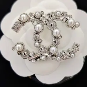 Women's Rhinestone Letter Brooch Pin, Cute Vintage Style Jewelry Gift for Girls, Elegant Fashion Accessory for All Occasions