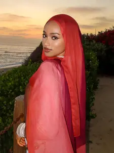 Bright gradient chiffon shawl. Multi-purpose retro headscarf for daily use. Red brown mist-dyed headscarf. Comes with sunset filter. Suitable for vacation and dates. Seaside resort atmosphere. Hijab versatile headscarf. Tignon Scarf. Turban Hijab