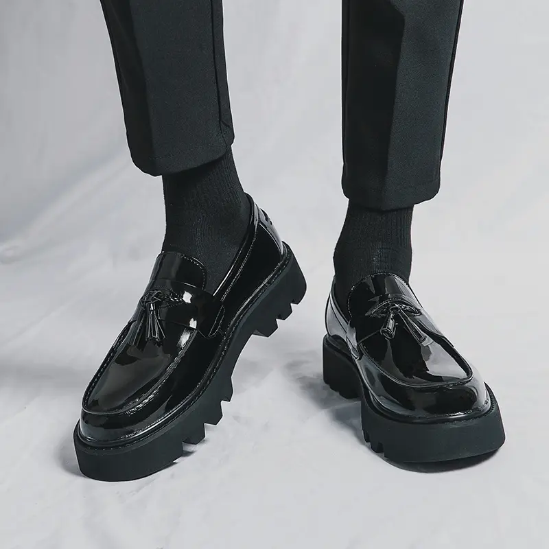 Men’s patent leather slip-on platform skirt shoes with a low heel, round toe, non-slip design, and pointed heels—suitable for formal business and wedding occasions.