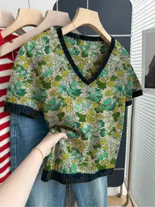 Casual loose V-neck short-sleeve knit top with contrast trim and all-over green floral print. Perfect for springand summer, ideal for women's daily wear. Available in khaki and other styles. Casual Chic Womenswear