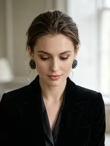 1 pair of black crystal fireworks earrings, created with radiating black diamonds to create a three-dimensional effect of fireworks, suitable for daily wear, vacation dates, and other occasions. It is also a surprising and exquisite small gift.