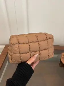 Solid Color Quilted Makeup Bag with Zipper, Portable Cosmetic Storage Pouch, Handheld Cosmetic Pouch, Multifunctional Travel & Daily Use Cosmetics Organizer, Women's Gift