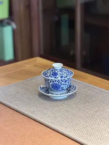 Handgefertigtes Teegeschirr aus Jingdezhen, China: „San-Cai“-Schale aus blau-weißem Porzellan mit Landschaftsmotiv, Gongfu-Teeservice