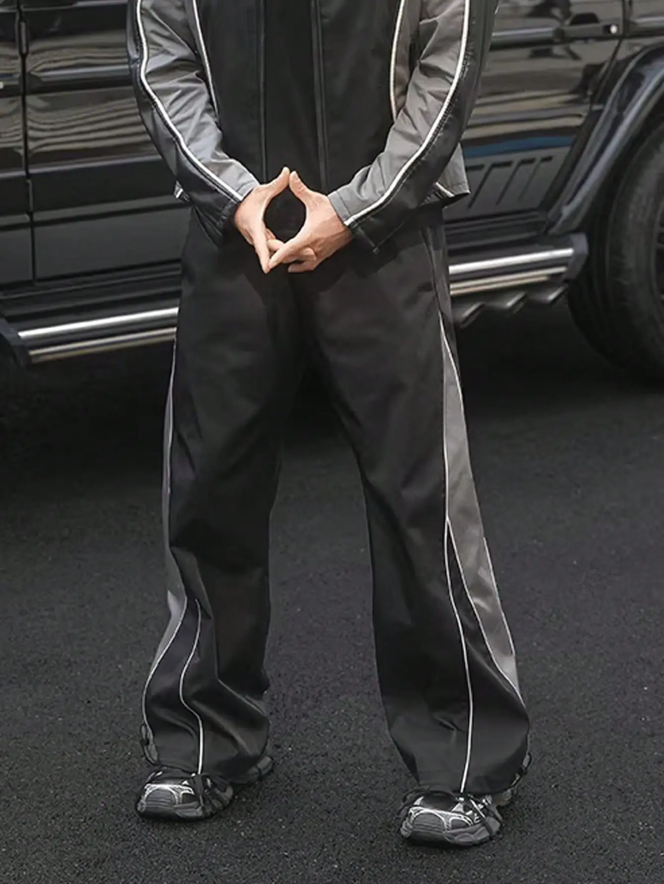 Men’s athletic casual long pants with a drawstring waistband, comfortable and adjustable fit, loose cut suitable for outdoor and indoor activities; stylish, durable, breathable men’s long pants—an essential piece for summer outfits.