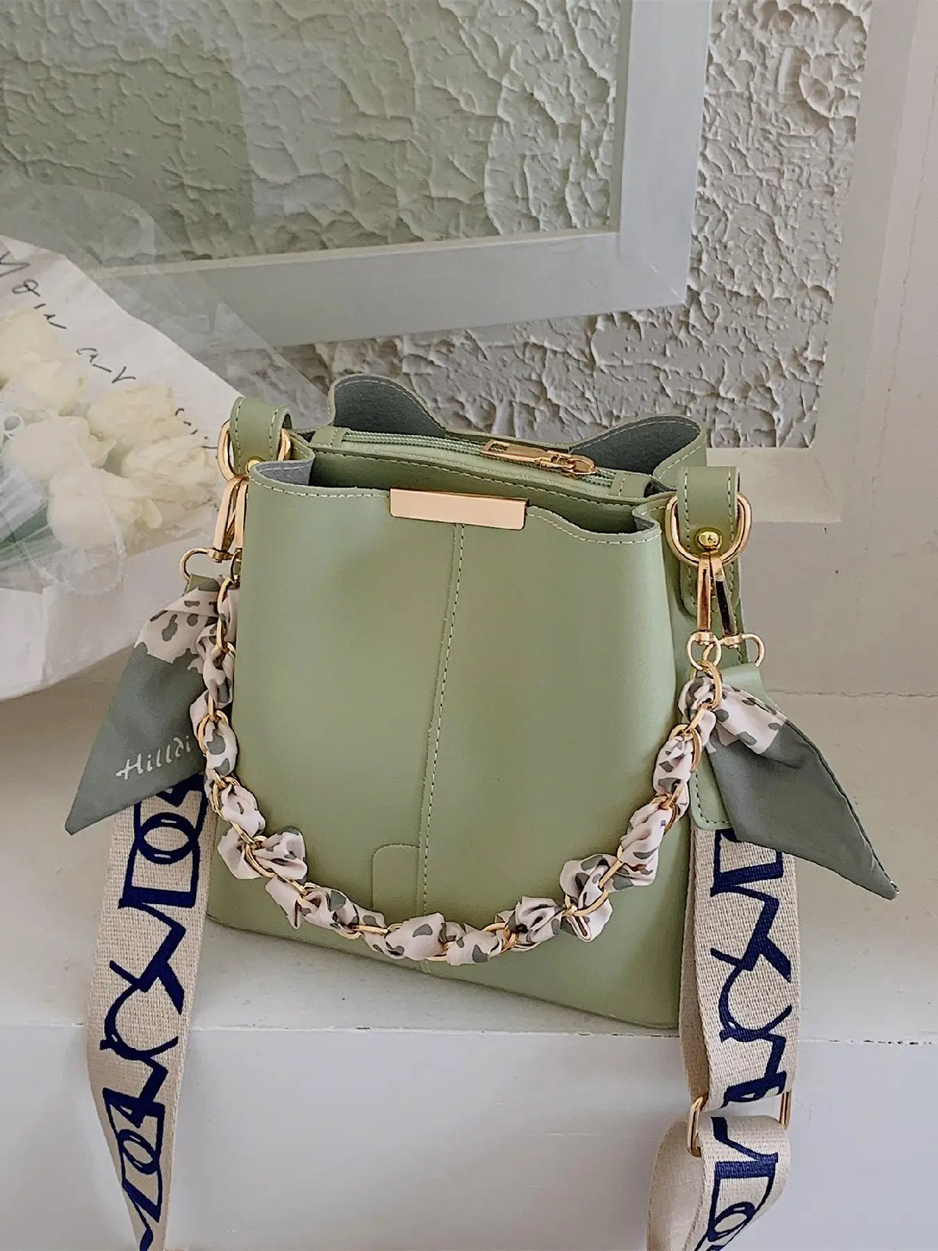 Women's Fashion Chain Decorated Bucket Bag As Summer Outfits 2024, Solid Color Crossbody Bag with Silk Scarf, Minimalist Wide Strap Bag