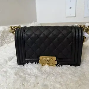 Pre-owned CHANEL AS Backpacks Elegance Quilted Black Leather Shoulder Bag with Gold Hardware for Everyday Use and Formal Occasions