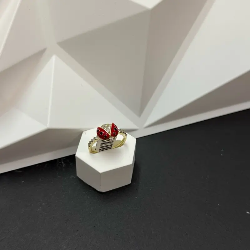 Anillo de ladybug con piedras blancas pequeñas a los lados y encima size 9