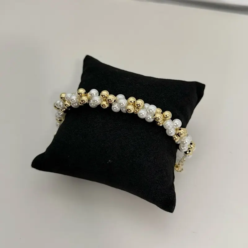 Pulsera gruesa de perlas blancas y balines dorados con extensión