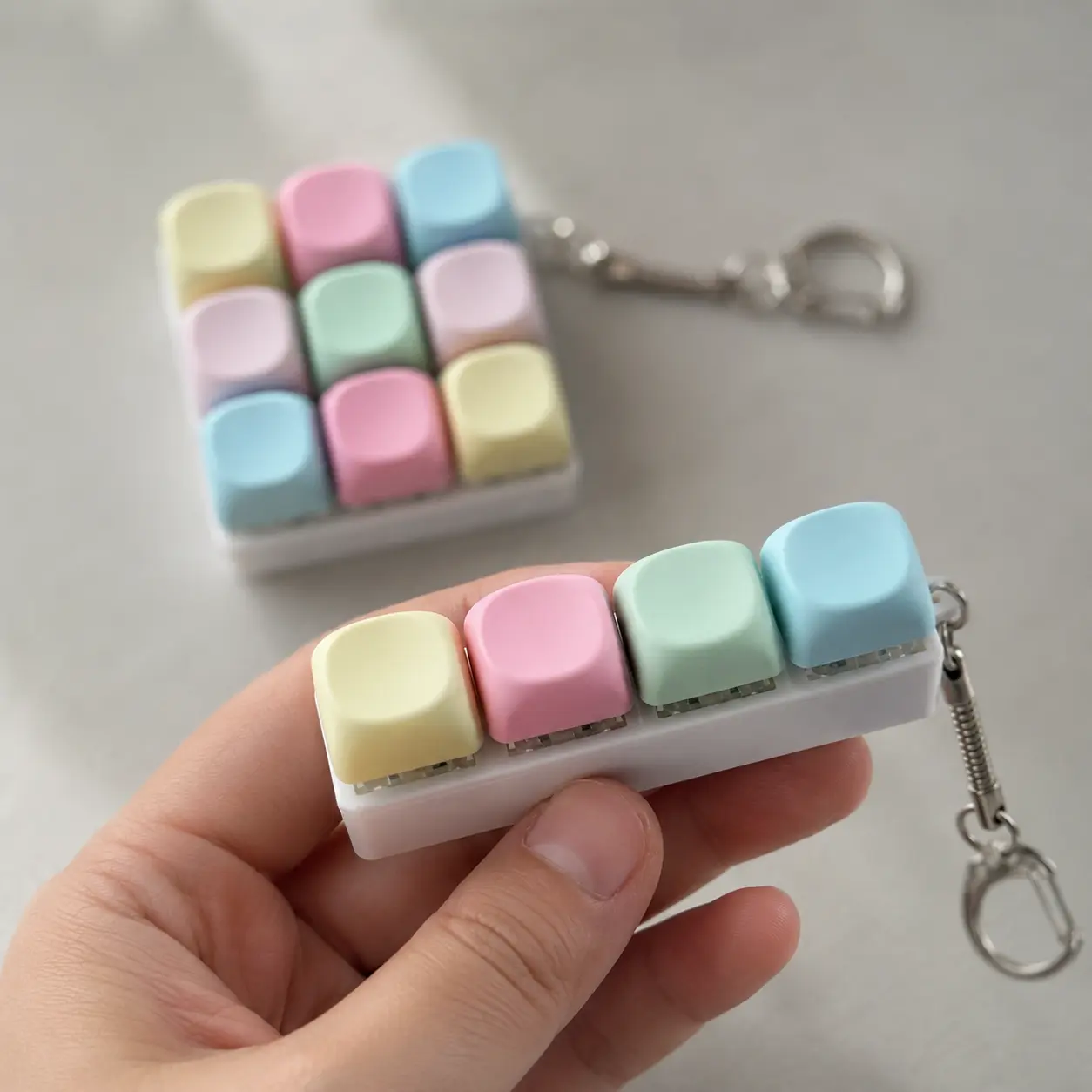 Mini Keyboard Fidget Keychain, Colorful Keycap Clicker Toy, Portable Stress Relief Sensory Gadget for Adults Teens and Gifts