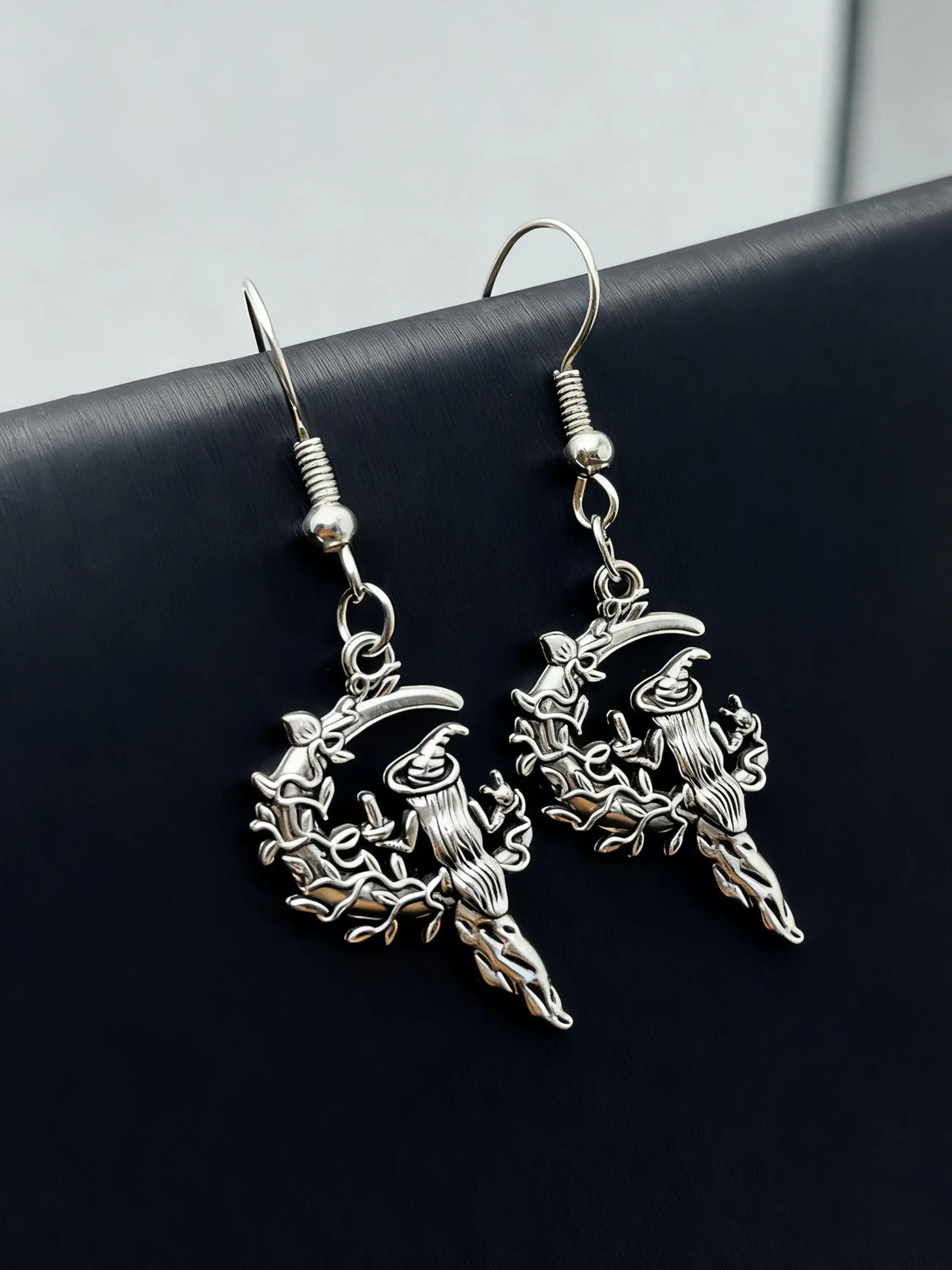 1 Pair Magical Gothic Mysterious Witchcraft Moon Witch Pendant Earrings Women's Earrings Halloween Gift for Friends Fashionable Witchy Jewelry High Quality Earrings