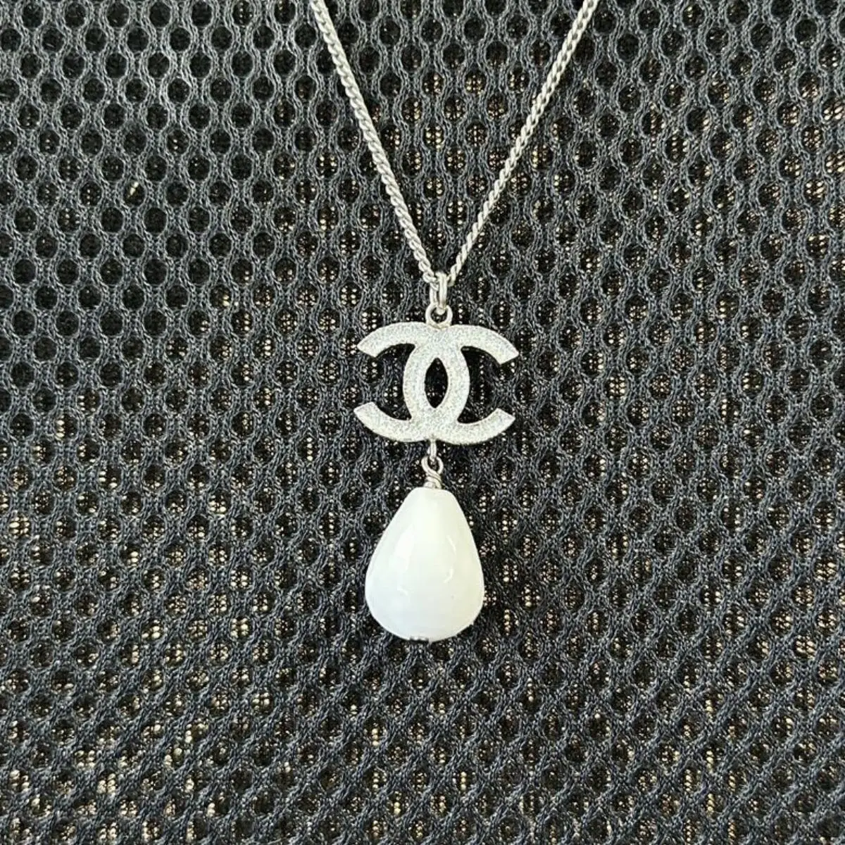 Pre-owned CHANEL As Shown Shoulder Bags Silver CC Logo White Teardrop Pearl Necklace 10272978