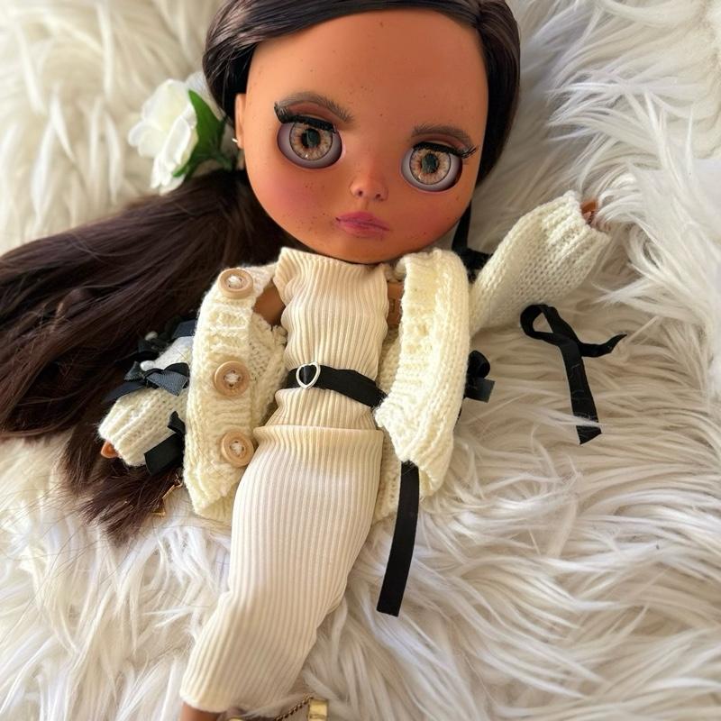 Daisydhey Blythe Doll with Long Brown Hair and Elegant White Dress Featuring Stylish Accessories and Detailed Features