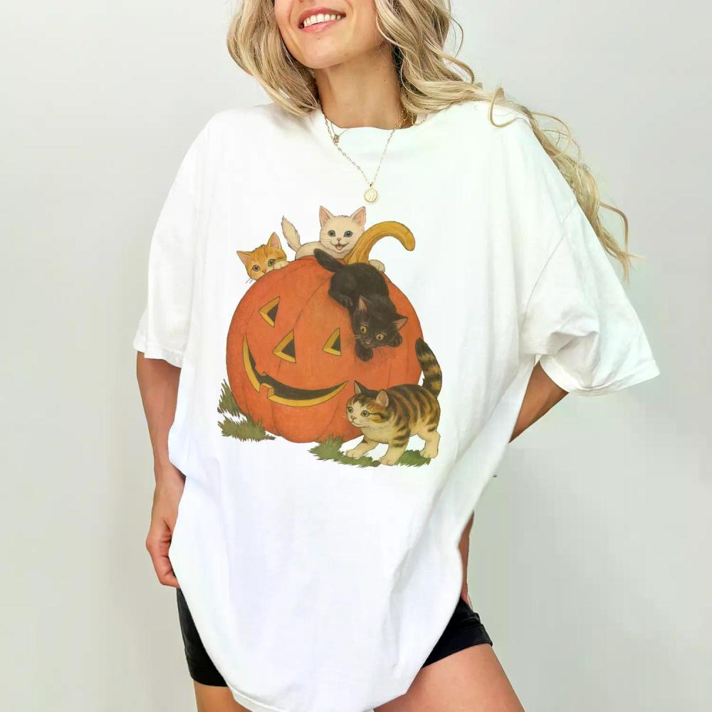 Retro 90s Cat Halloween Tee Featuring Vintage Jack-o-lantern Design Perfect for Fall Cat Lovers