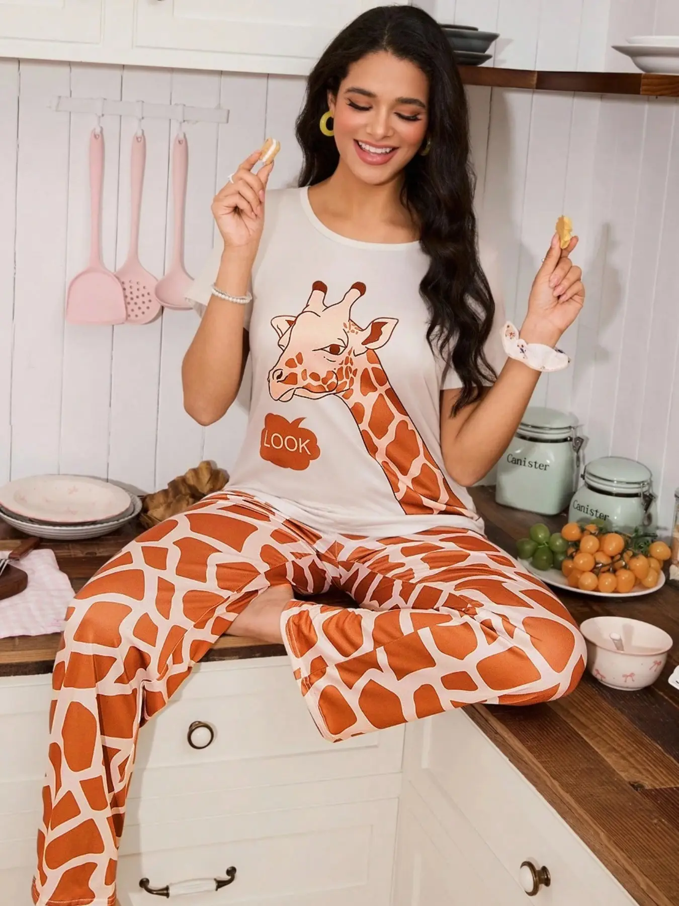 Cartoon Giraffe Print Casual Short Sleeve Shorts Two-Piece Set, Women's Sleepwear Pajama, Matching Loungewear, Comfortable and Stylish, Perfect for Home Lounging Loungewear