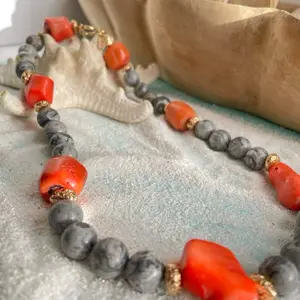 Collar sol y ceniza, combinación de jaspe con tonos grises y coral