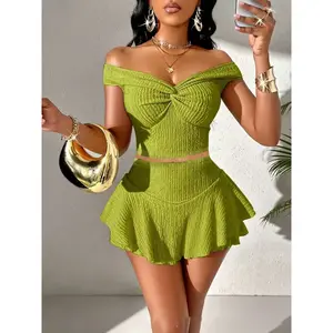 Women’s fashionable two-piece set featuring a classic solid-color slim-fit crop top and high-waisted shorts skirt; versatile and stylish, ideal for fall outfits; womenswear