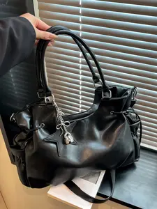 Niche design retro fashion shoulder handbag, drawstring pleated star pendant lightweight shoulder commuter bag, Casual Messenger Bag, casual trendy and versatile, suitable for all kinds of wear, suitable for daily travel, shopping, etc.