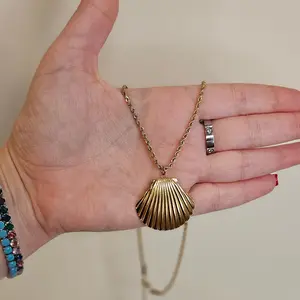 MAYRELIS – Collar con dije de concha dorada en acero inoxidable / MAYRELIS – Gold shell pendant stainless steel necklace