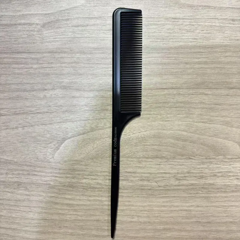 【Not for sale No order required–Complimentary with order】A fine-tooth comb. Paired with a spray bottleideal for activating hair topper.