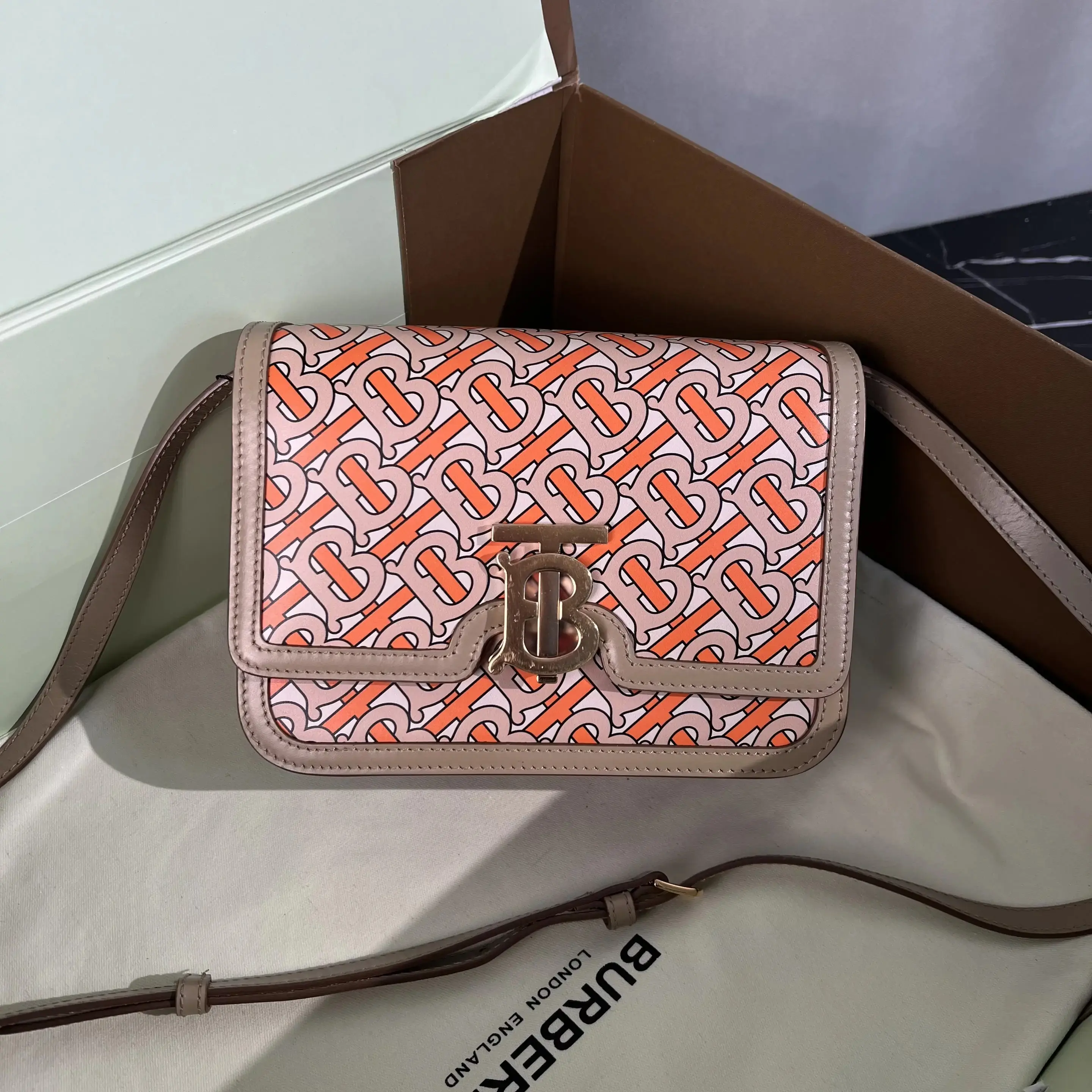 Pre-owned BURBERRY Color blocked Embossed Tofu Bag 0806KI/C8358211604