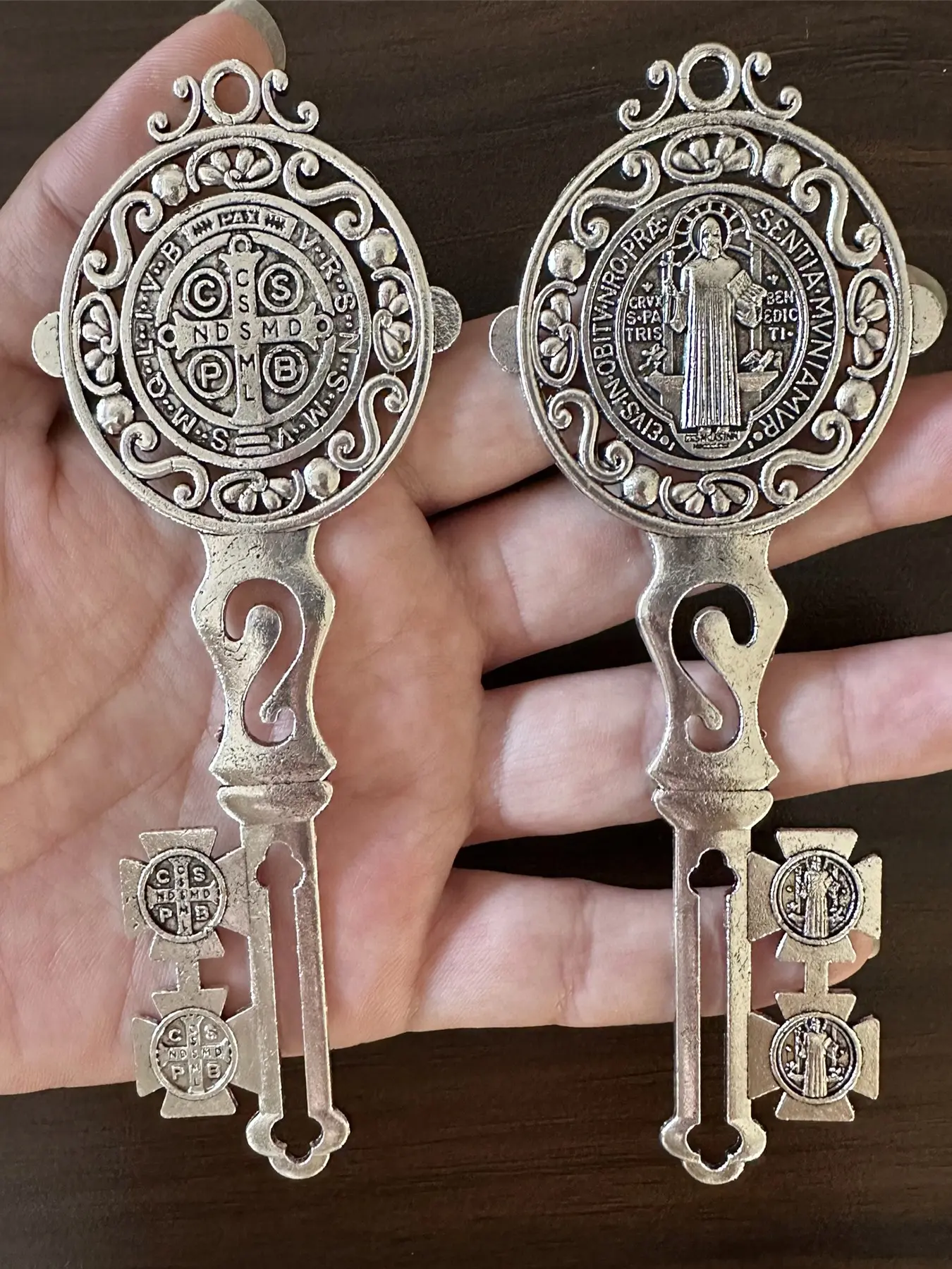 2PCS Enamel Double-Sided St. Benedict Key Pendant 12x5 Cm, Protective Medal for Home & Door Decoration, Stylish Religious Decor, Ideal Catholic Easter Gift, Religious Supplies, Religious Decorations