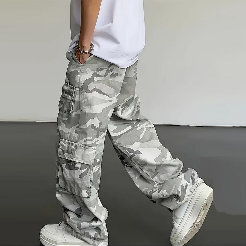 Camouflage men's work pants, regular fit, featuring reinforced stitching and functional cargo pockets, suitable for outdoor adventures and street fashion.