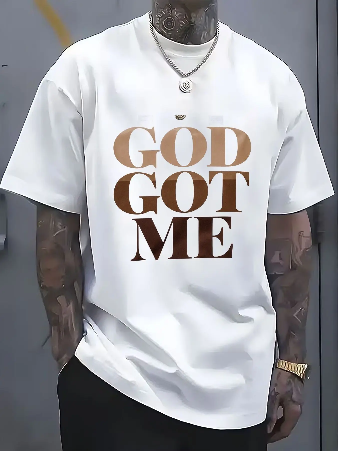 [ Graphic Tee] White Short-Sleeved Men's  Graphic T-Shirt - 'GOD GOT ME' Bold Gradient Print with Crown Emblem, Casual Style, Ideal for Casual Attire