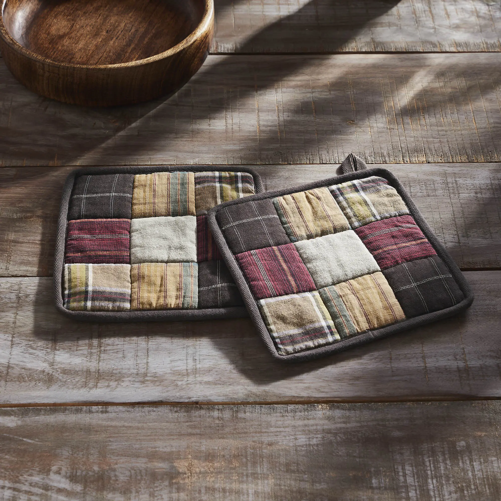Wattsyn Stitch Patchwork Rustic Square Pot Holders (Set of 2) - Heatproof Oven Kitchen Bakeware Accessories, Hanging, Machine-Washable, Cotton Shell
