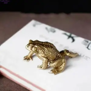 Feng Shui Brass Money Frog Figurine – Lucky Wealth Attracting Home Decor, Traditional Chinese Feng Shui Ornament, Symbolizes Prosperity & Good Fortune, Suitable for Indoor & Outdoor Garden Decoration, Elegant Brass Craft for Home, Office & Shop Blessing D