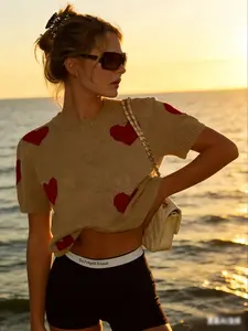 Cream White Red Heart Jacquard Design Round Neck Short Sleeve Knit Top, Vintage American Casual Style Heart Crewneck Short Sleeve Knit Top, Breathable Summer Knit Sweater, Y2K Aesthetic Cute Crop Top, 2026 Women's Spring Summer Fashion Pullover for Daily