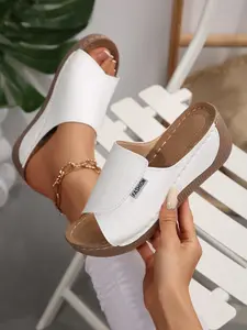 Summer New Comfortable Soft Sole Sandals for Women, Casual Outdoor Wear, Versatile Beach Shoes, Thick Bottom, Solid Pattern, Footwear