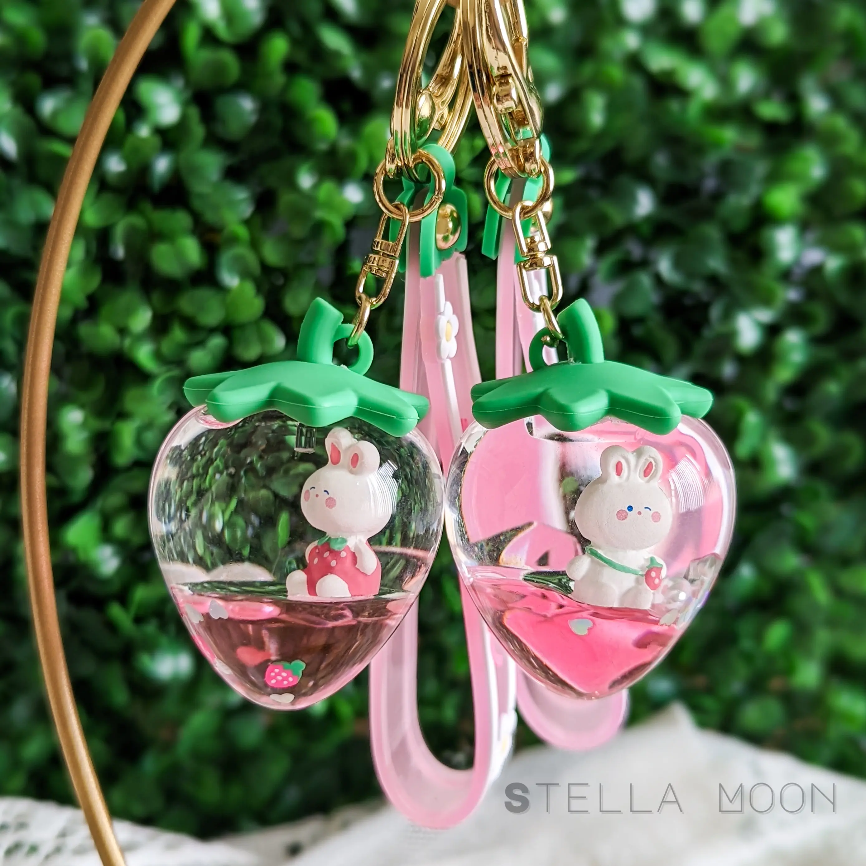 Sweet Strawberry Liquid Keychain, Pink Fruit Key Ring Accessory, Kawaii Bunny Fidget Toy, Cute Rabbit Anxiety Shaker, Animal Glitter Charm cute keychain