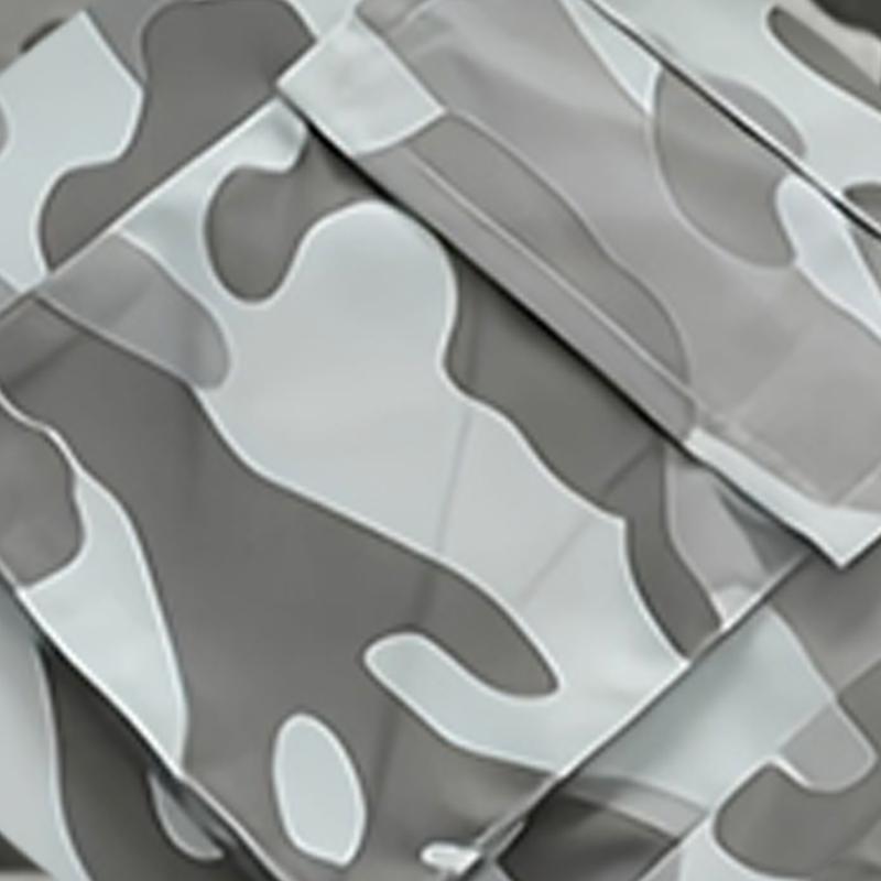 Camouflage men's work pants, regular fit, featuring reinforced stitching and functional cargo pockets, suitable for outdoor adventures and street fashion.