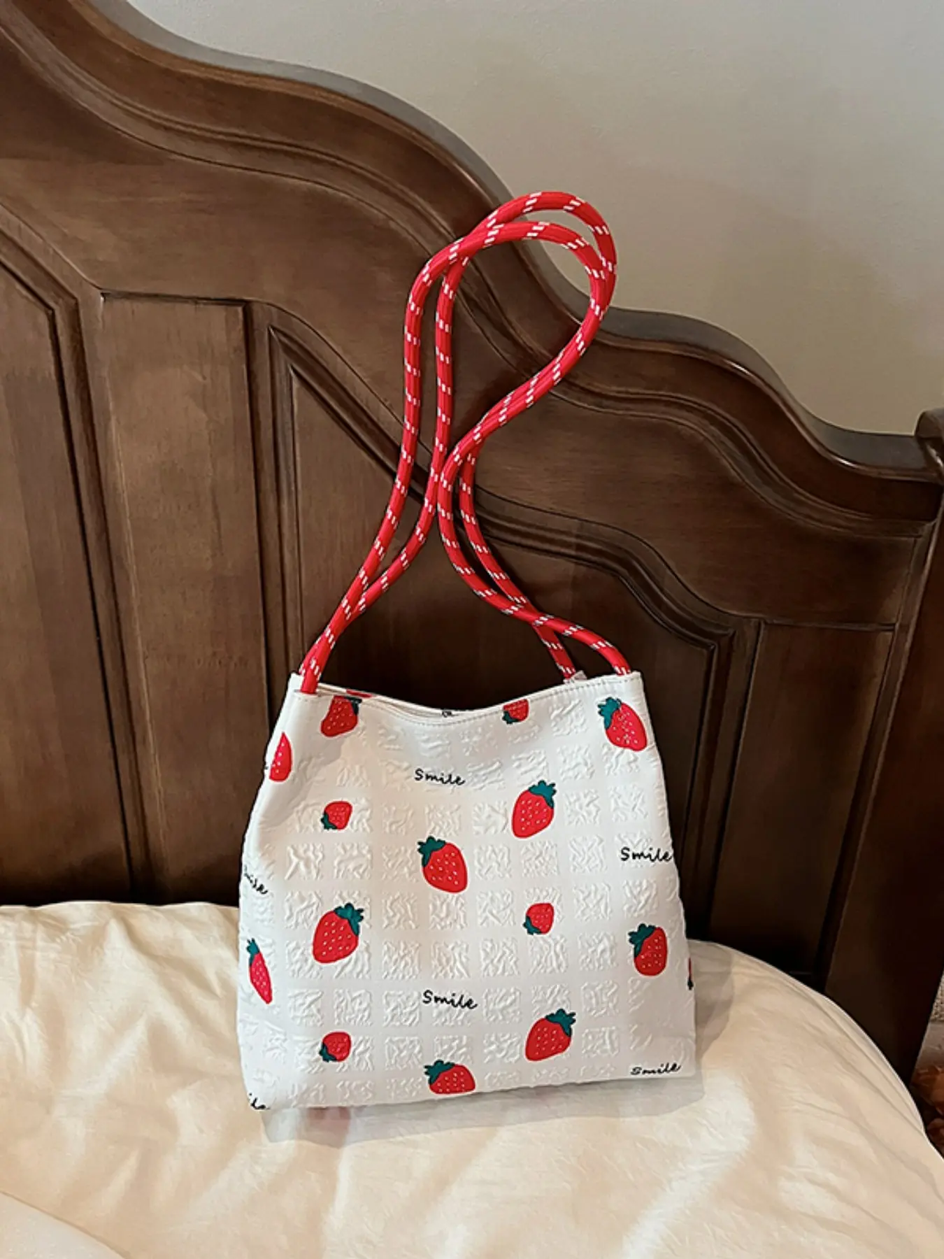 Strawberry Fruit Print Fashion Shoulder Bag, Large Capacity Bucket Bag, Sweet and Simple Design, Versatile and Stylish, Perfect for Daily Use