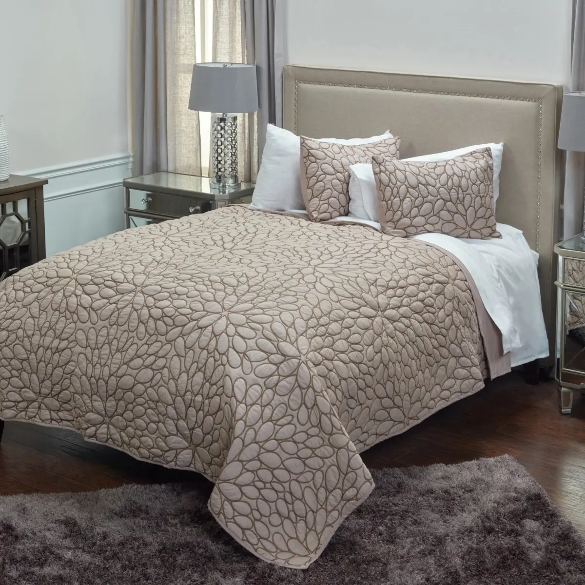 HomeRoots 479944 Dark Blush Queen Size 100 Percent Cotton 300 Thread Count Machine Washable Down Alternative Comforter