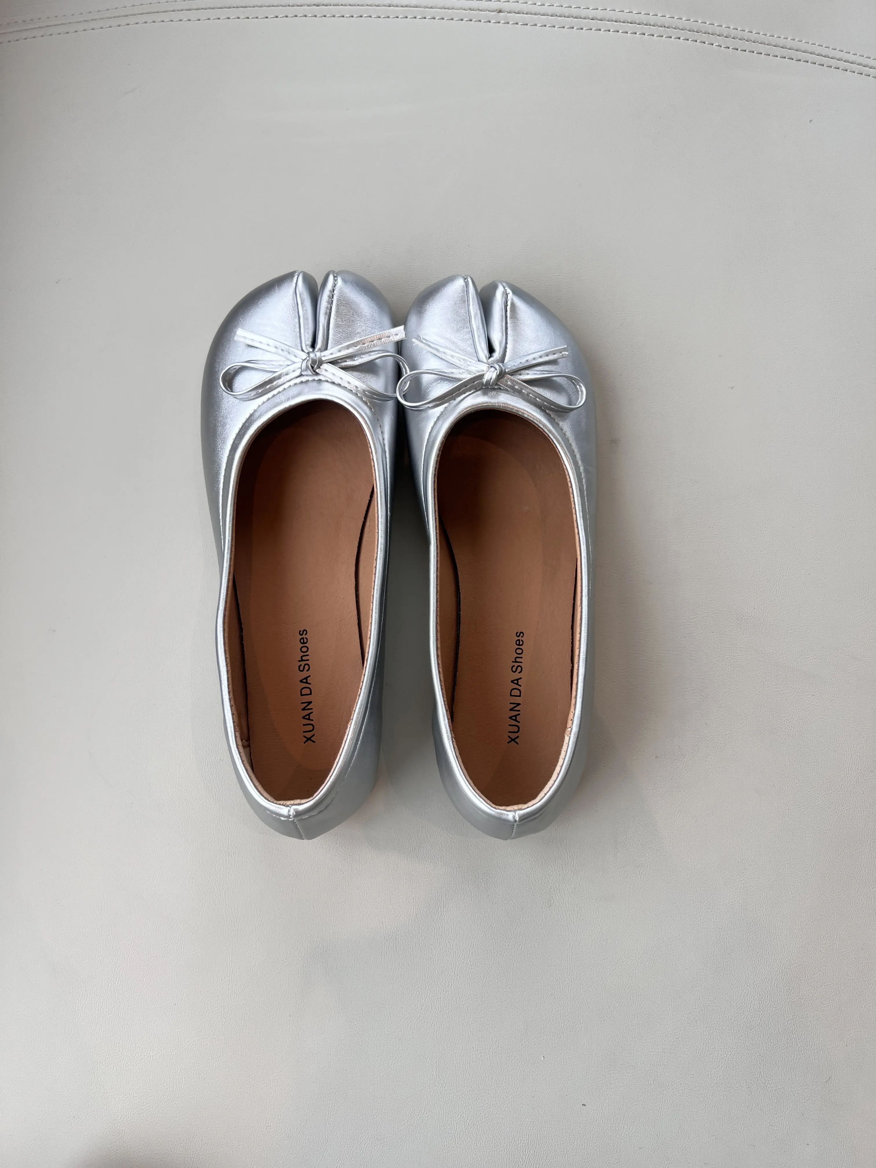 Women’s split-toe ballet flats with a cute bow detail and soft faux leather upper; lightweight and breathable casual shoes for everyday walking; pairs well with dresses and jeans; suitable for office commuting, shopping, and various daily outdoor activiti