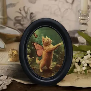 1count, Orange Cat with Wings Pounces on Butterfly 3D Oval Retro Wooden Frame Photo Frame (6.8 * 8.7inch), Home Living Room Bedroom Wall Decoration, Rustic Farmhouse Art Wall Decoration, Halloween Decoration - Framed.