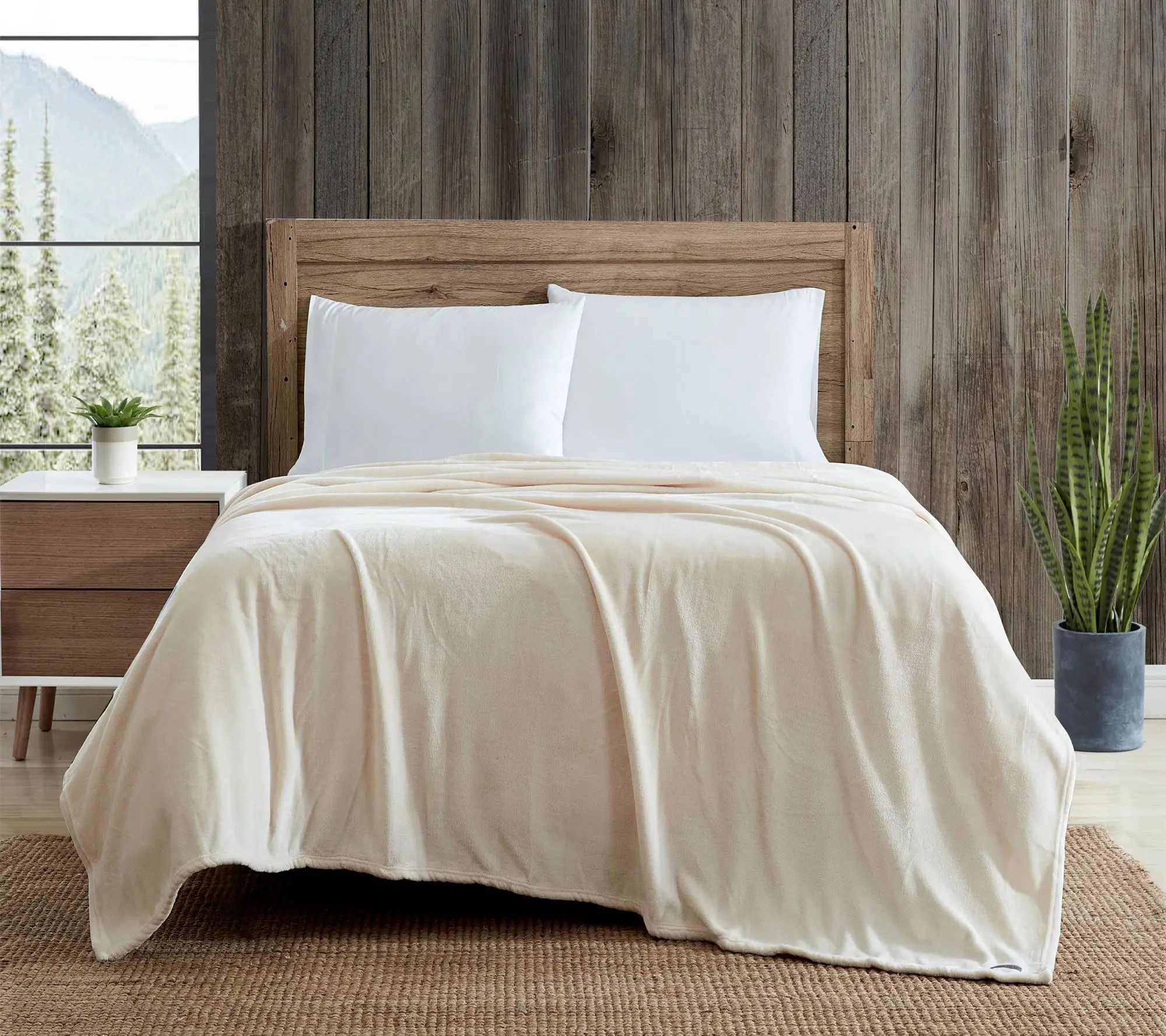 Eddie Bauer Ultra Soft White Flannel Full/Queen Blanket