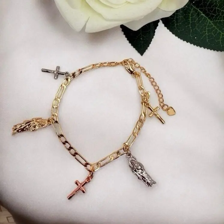 Saint Jude anklet with cross and pendants, 18-karat gold-plated, with a chain design and decorative elements.