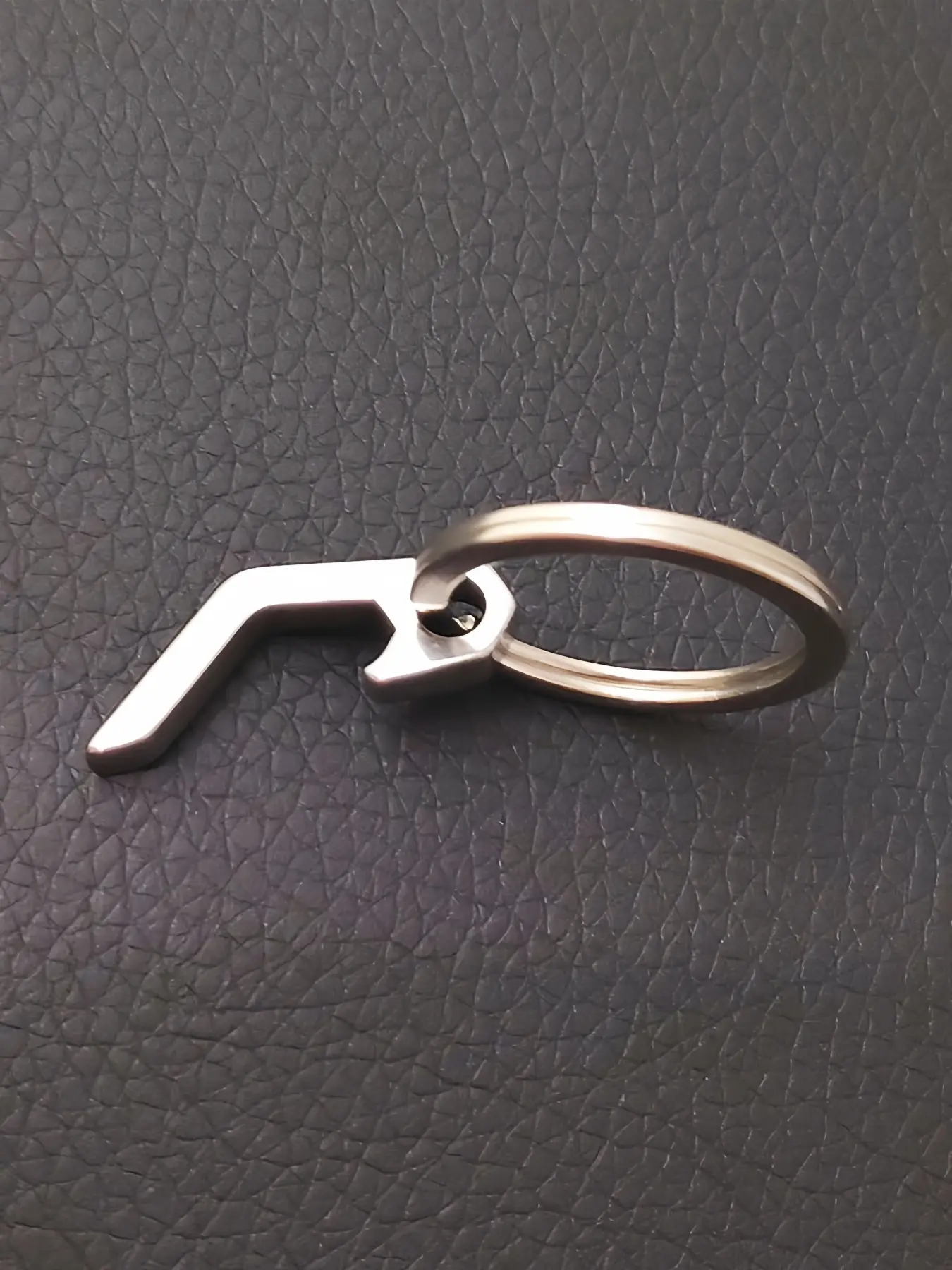 Portable Mini Keychain Bottle Opener, Soda Can Opener, Beverage Can Opener, Stainless Steel Material, Compact Handheld Tool for Outdoor Activities, Durable Design for Daily Use
