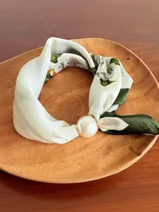 Pearl Magnetic Clasp Scarf Necklace, Floral Pendant Choker, Elegant Soft Comfortable Scarf for All Seasons, Stylish Accessory for Casual