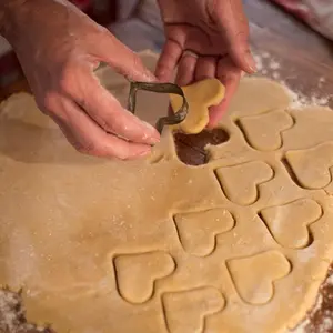 Never Lose Your Cookie Cutters Again! Aesthetic Nesting Pastry Molds with Metal Storage Tin. Multi-Size Stainless Steel Heart & Round Cutters for Perfect Biscuits & Cakes. Rust-Proof Baking Accessory. Upgrade Your Kitchen!