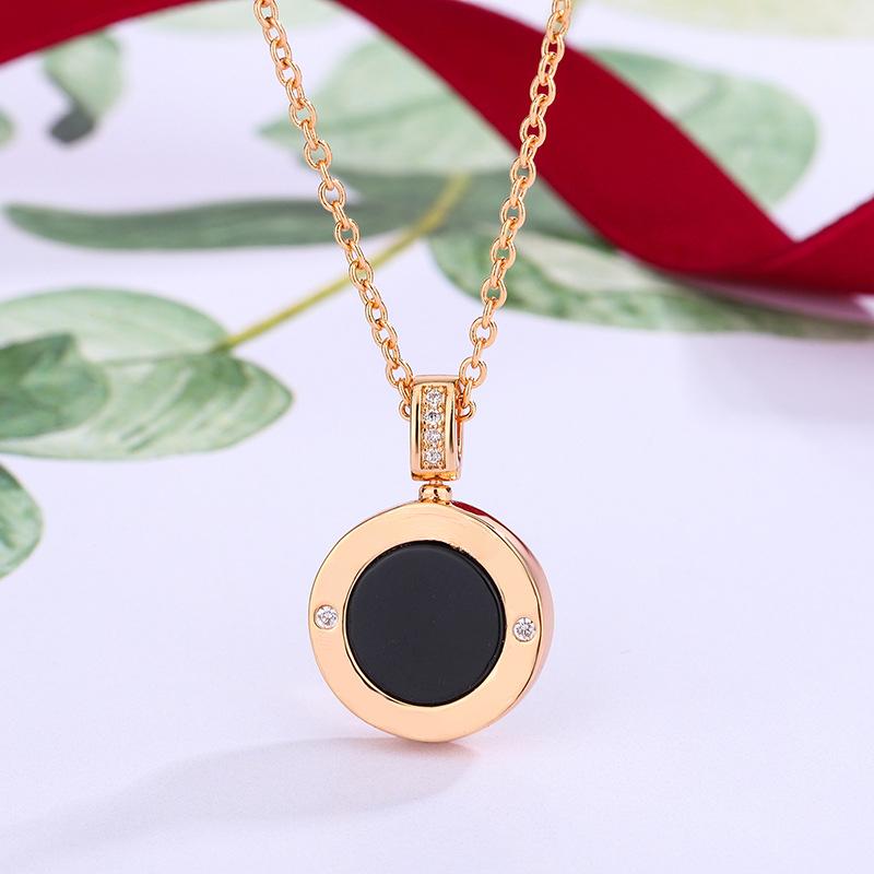 Gold Double-Sided Round Coin Necklace for Women, Black Agate & White Mother-of-Pearl Clavicle Chain with Roman Letters, Light Luxury Minimalist Jewelry